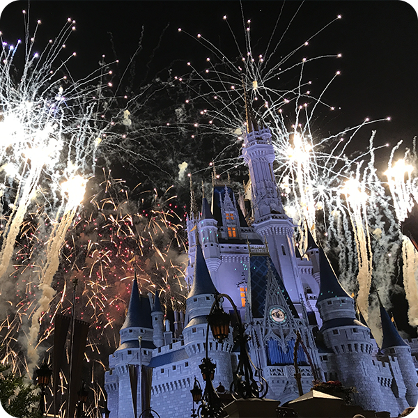 Vue du château à Walt Disney entouré de feux d'artifices