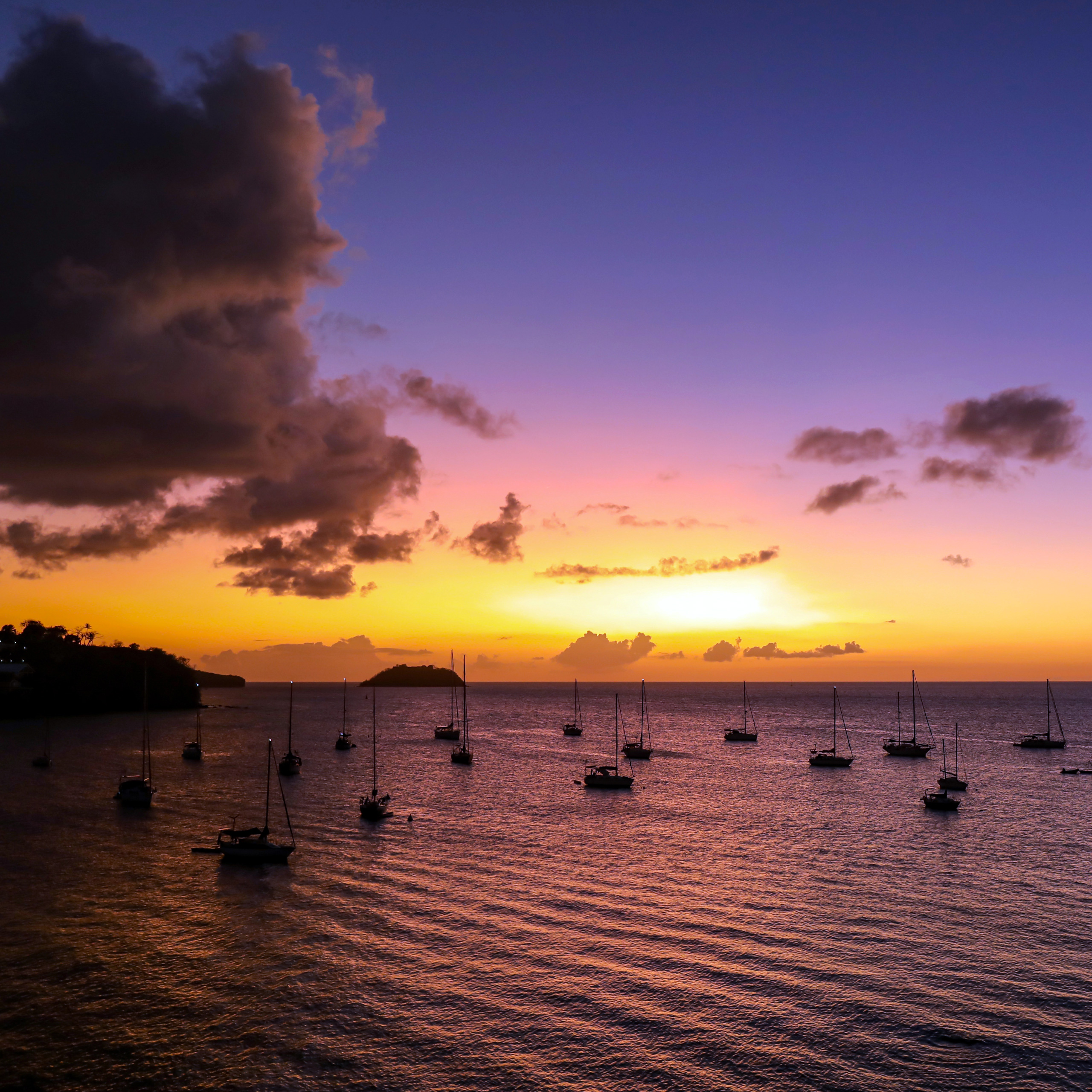 Coucher de soleil sur la Martinique, au bord de la mer