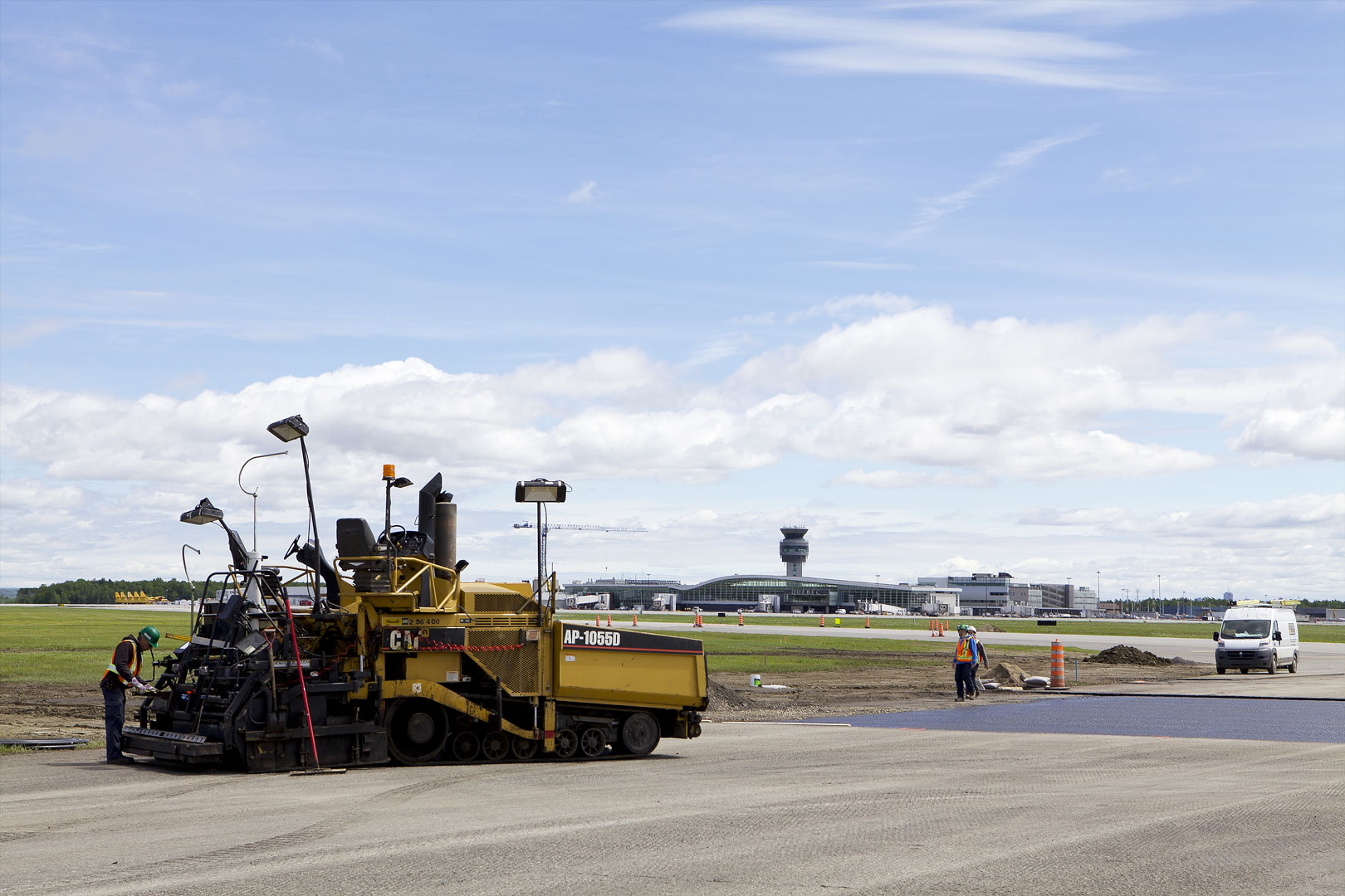 Machinerie pour des travaux de pavage sur le terrain d'aviation de l'Aéroport international Jean-Lesage de Québec (YQB)