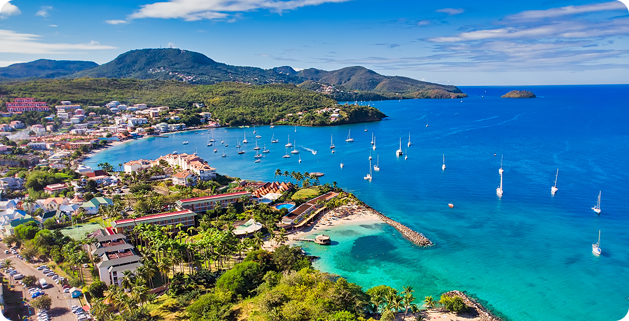 Baie en Martinique avec bateaux à voile