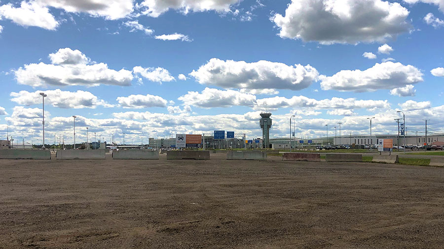 Photo of CellPARQ, the waiting zone for vehicles to pick up a passenger at the Québec City Jean Lesage International Airport (YQB)