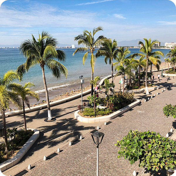 Promenade Malecon sur le bord de la plage