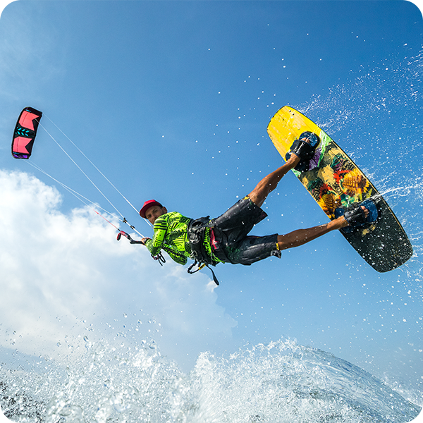 Homme faisant du kite surf